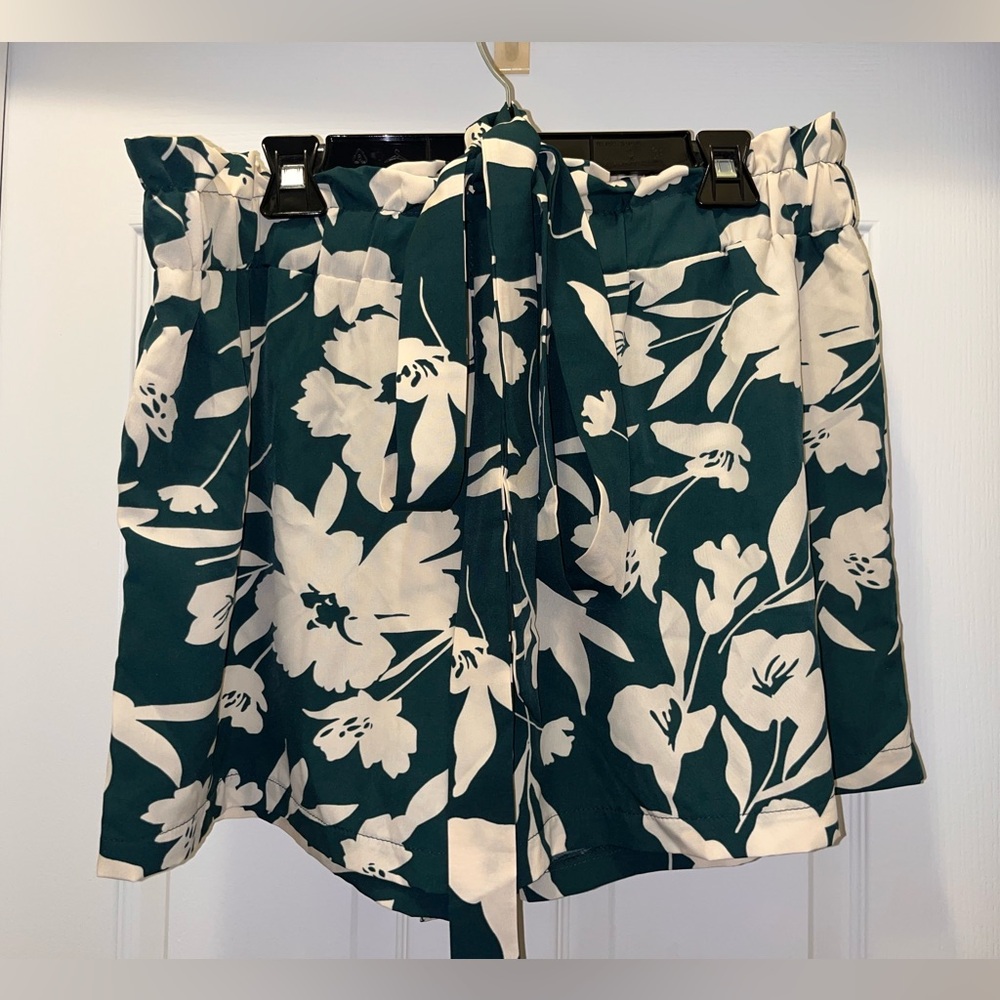 BNWOT Floral Shorts in Green and Cream 2XL